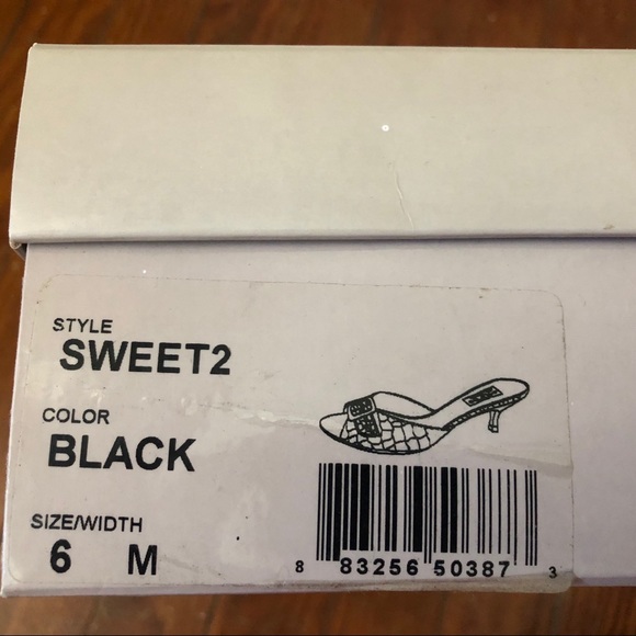 Oscar De La Renta Black Heeled Shoes w/ Buckle - Picture 3 of 5